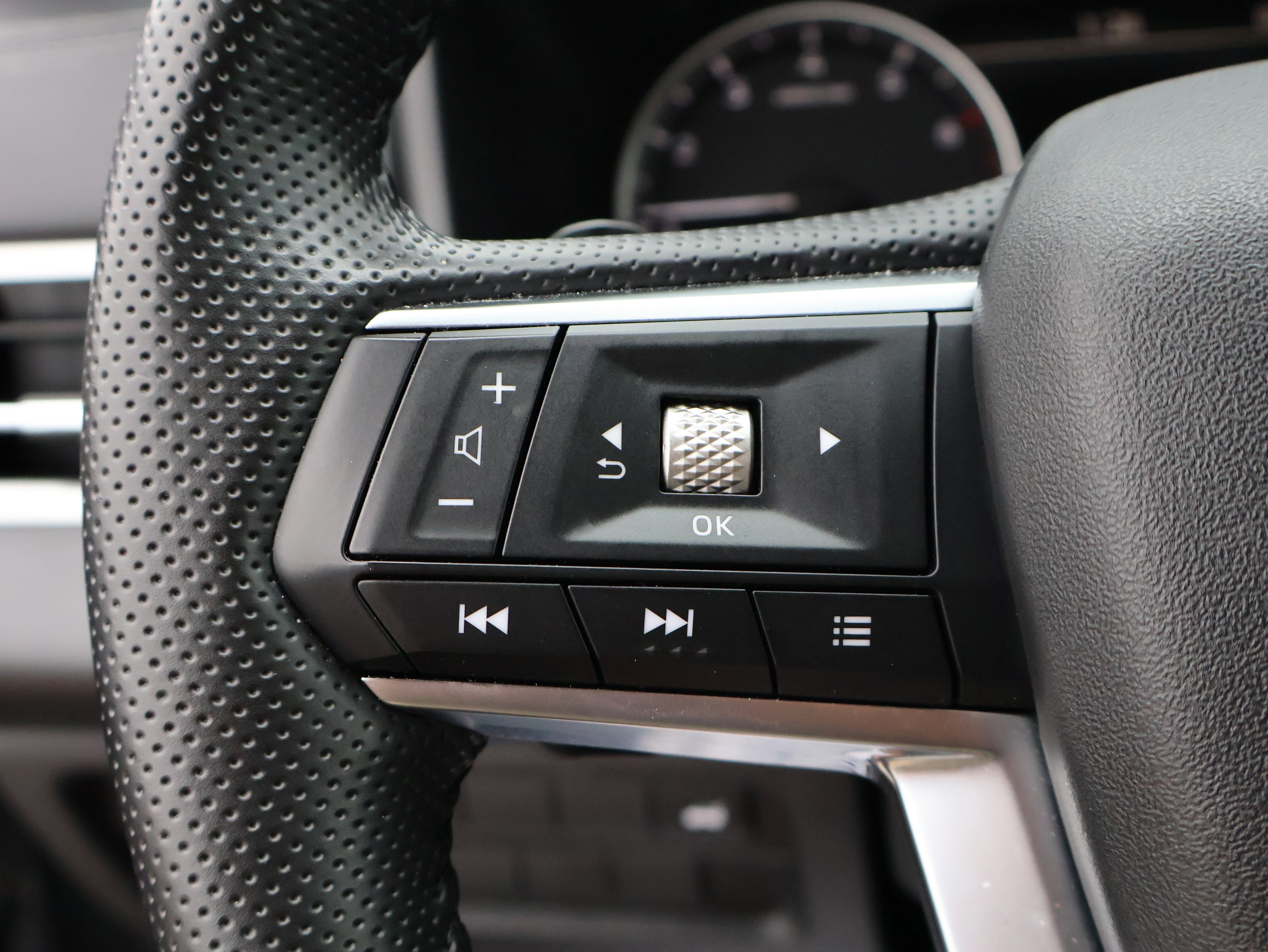 Used 2025 Mitsubishi Outlander SE image 39