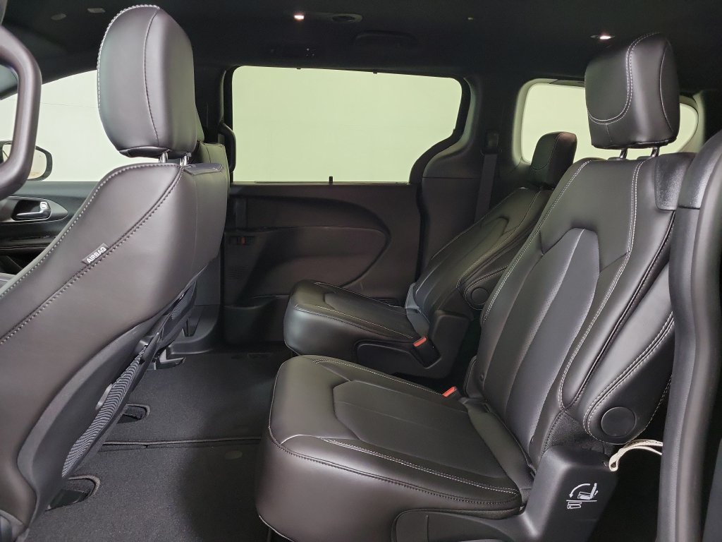 New 2027 Chrysler Pacifica Select FWD image 23