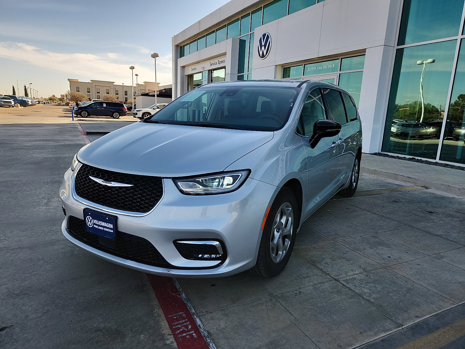 Used 2024 Chrysler Pacifica Limited image 3