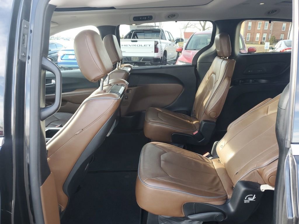 Used 2017 Chrysler Pacifica Limited image 26