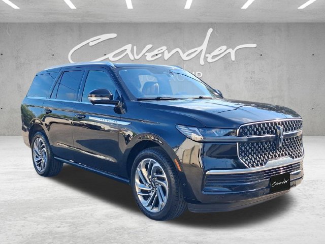 Used 2025 Lincoln Navigator Reserve AWD/4WD image 2