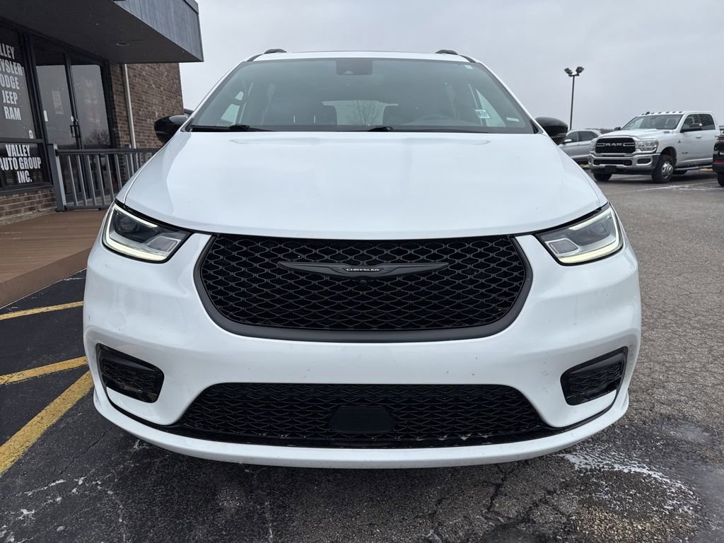 Used 2025 Chrysler Pacifica Limited image 8