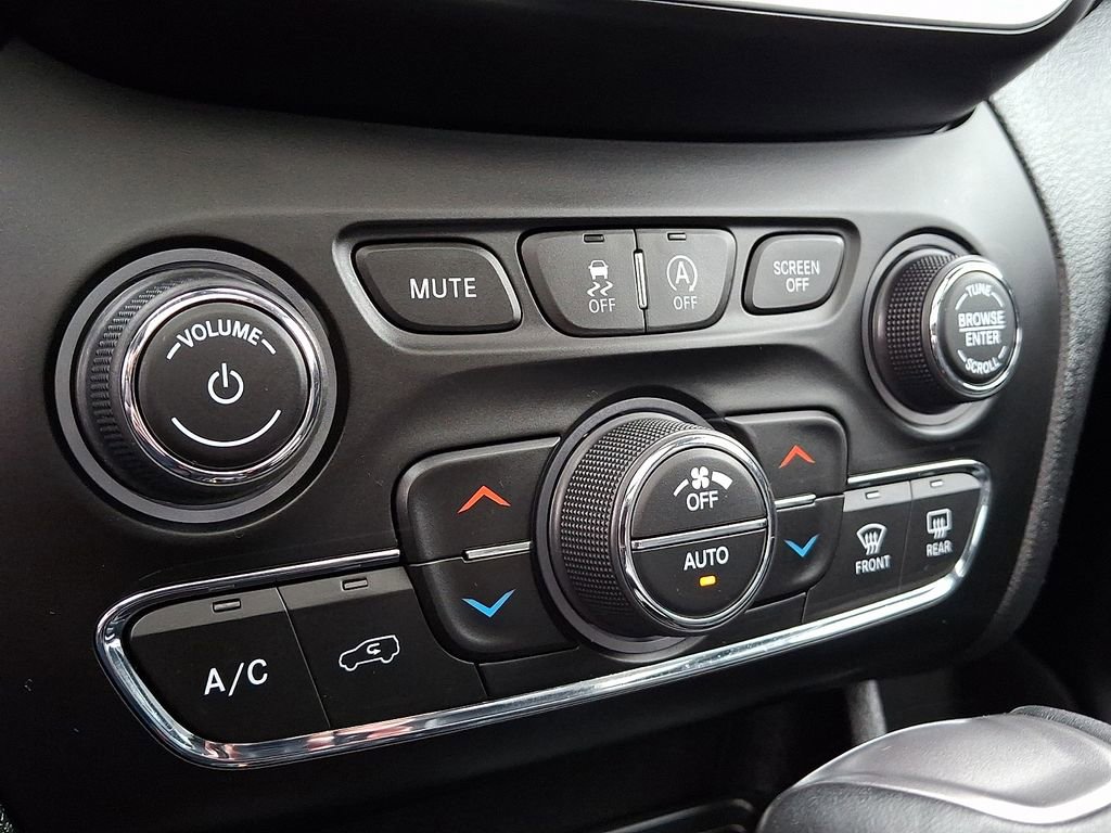 Used 2020 Jeep Cherokee Limited w/ Technology Group image 18