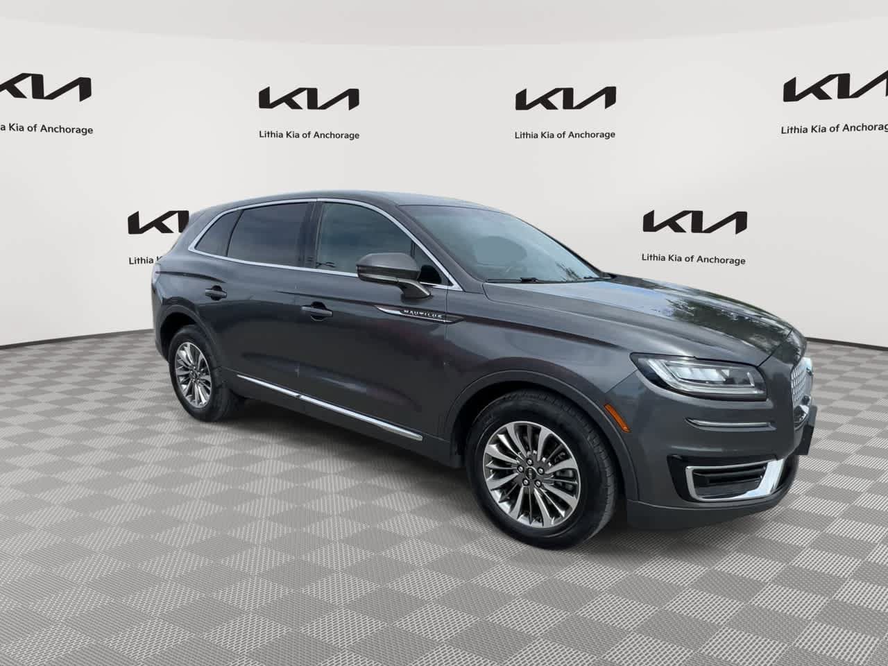 Used 2019 Lincoln Nautilus Select AWD/4WD image 2