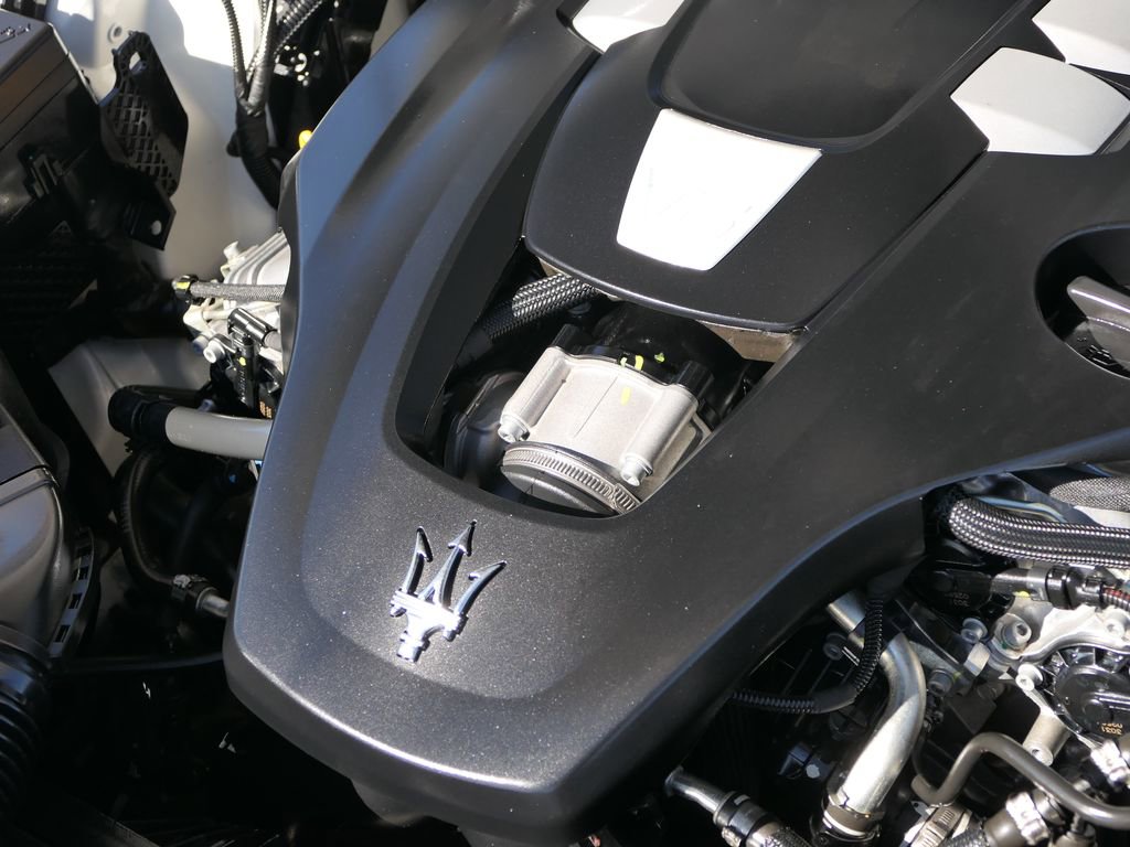 Used 2024 Maserati Levante GT Ultima image 32