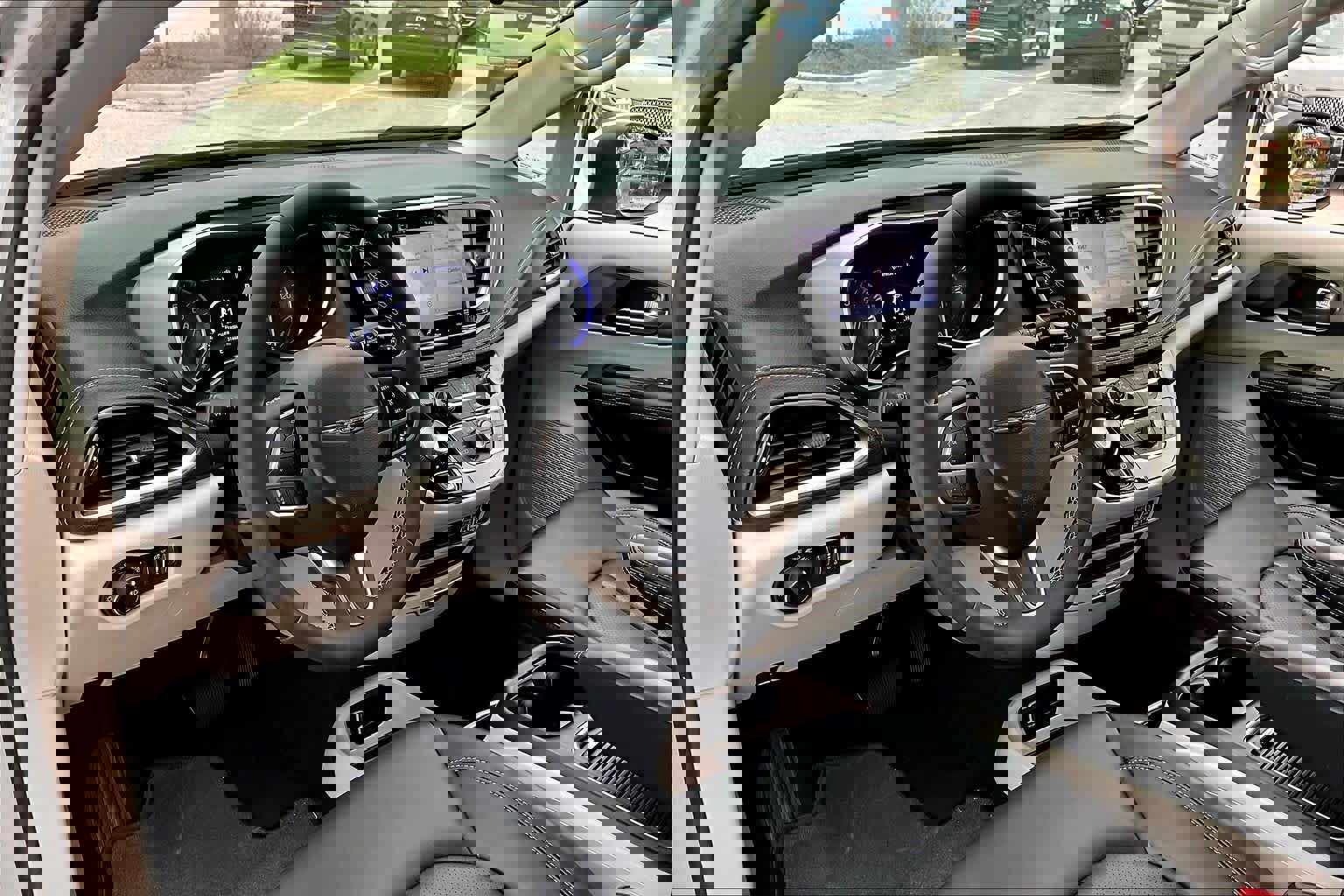 Used 2023 Chrysler Pacifica Touring-L image 18