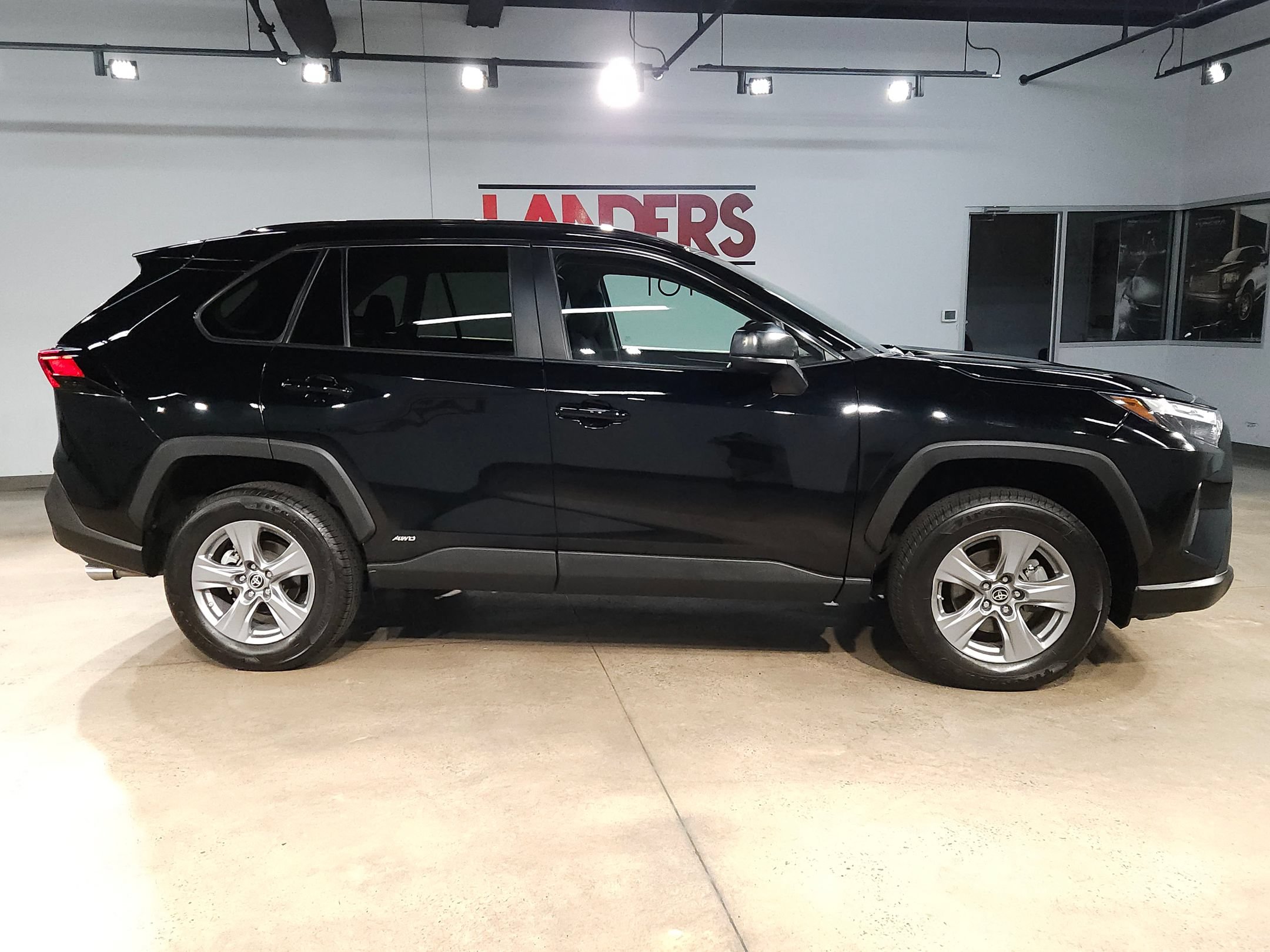 Used 2023 Toyota RAV4 LE AWD/4WD image 8