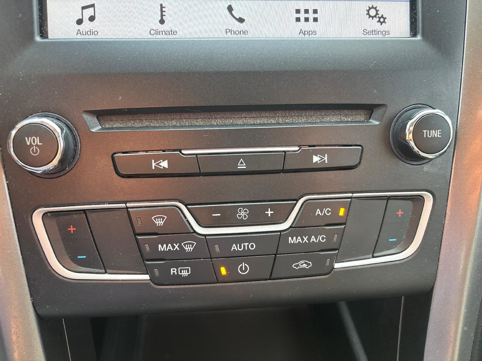 Used 2017 Ford Fusion SE w/ Fusion SE Technology Package image 16