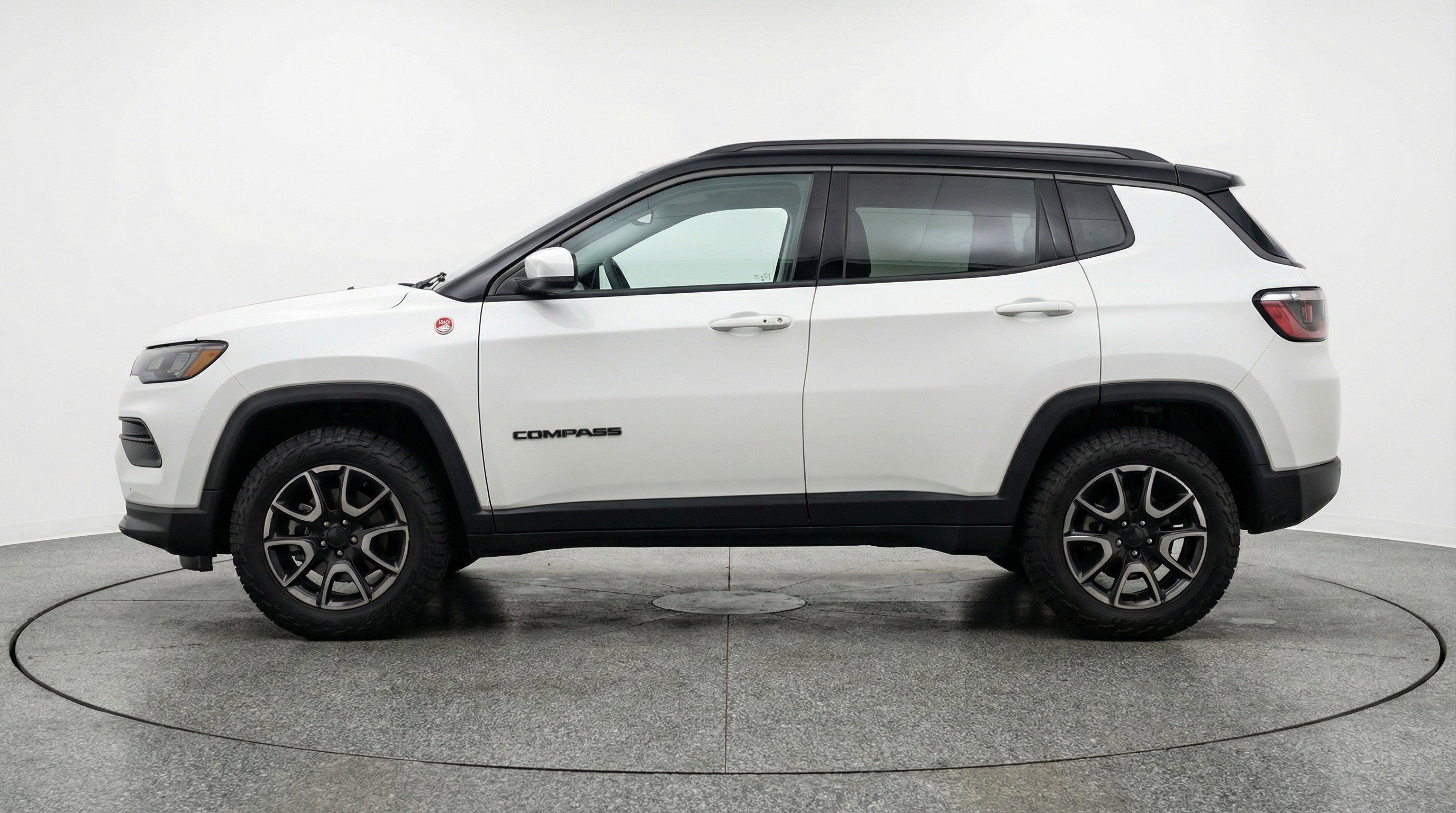 Used 2025 Jeep Compass Trailhawk image 5