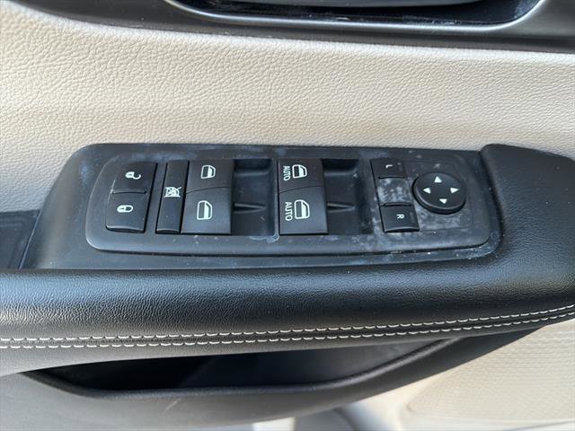 Used 2023 Chrysler Pacifica Touring-L image 17