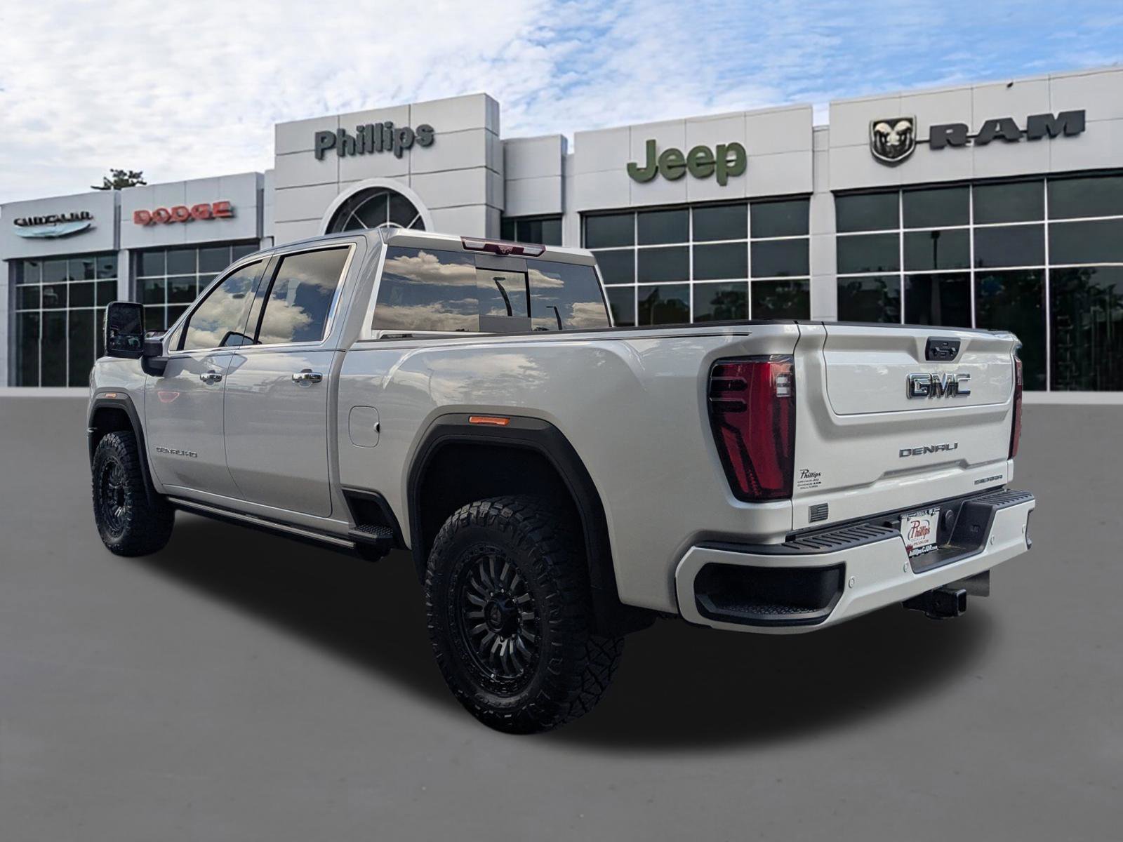 Used 2025 GMC Sierra 2500 Denali Ultimate image 5