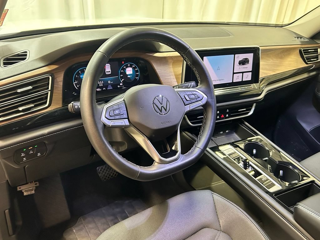 Used 2024 Volkswagen Atlas SE AWD/4WD image 2