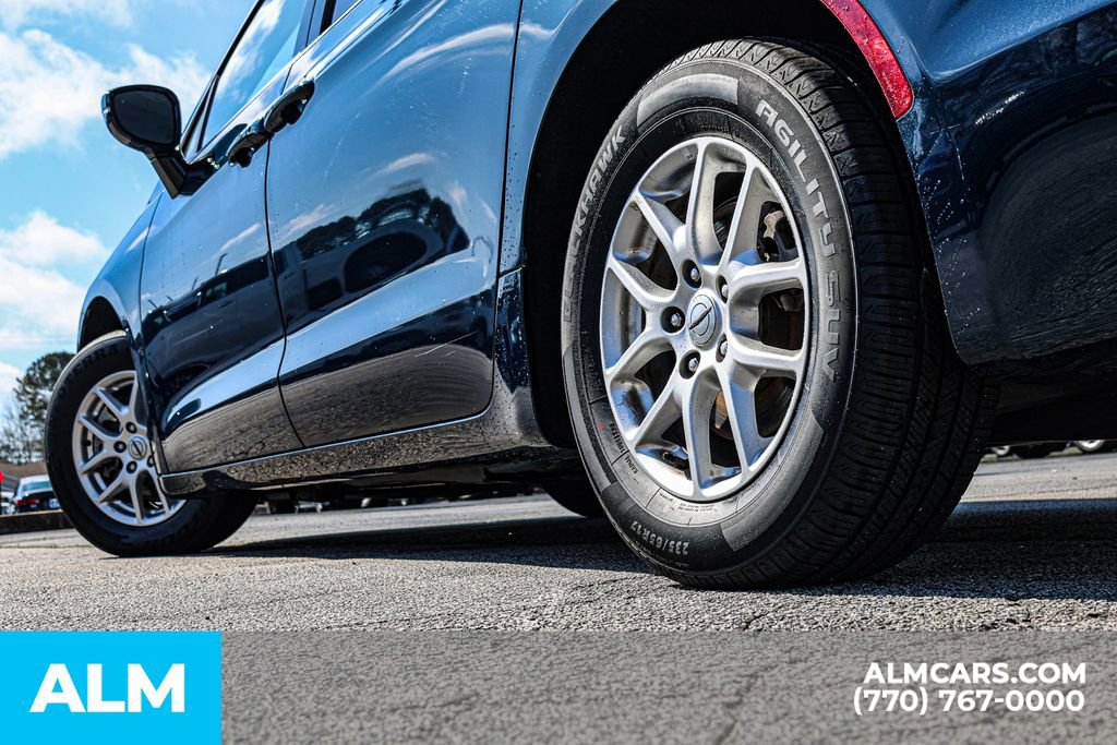 Used 2024 Chrysler Pacifica Touring-L image 17