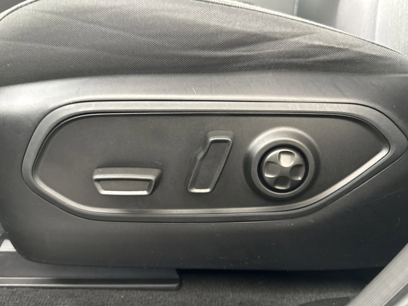 Used 2023 Jeep Grand Cherokee L Laredo image 14