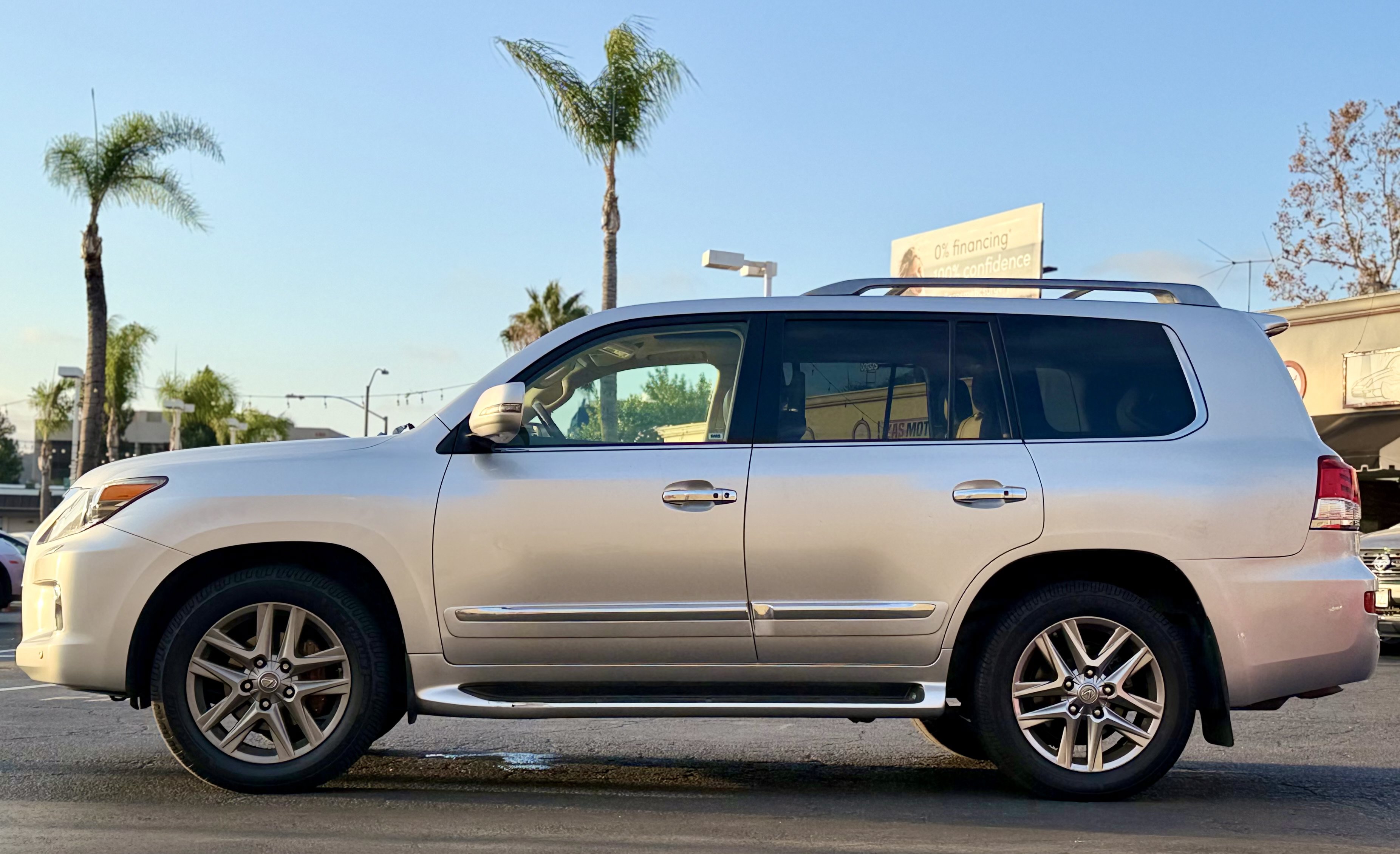 Used 2013 Lexus LX 570 4WD w/ Luxury Pkg image 4