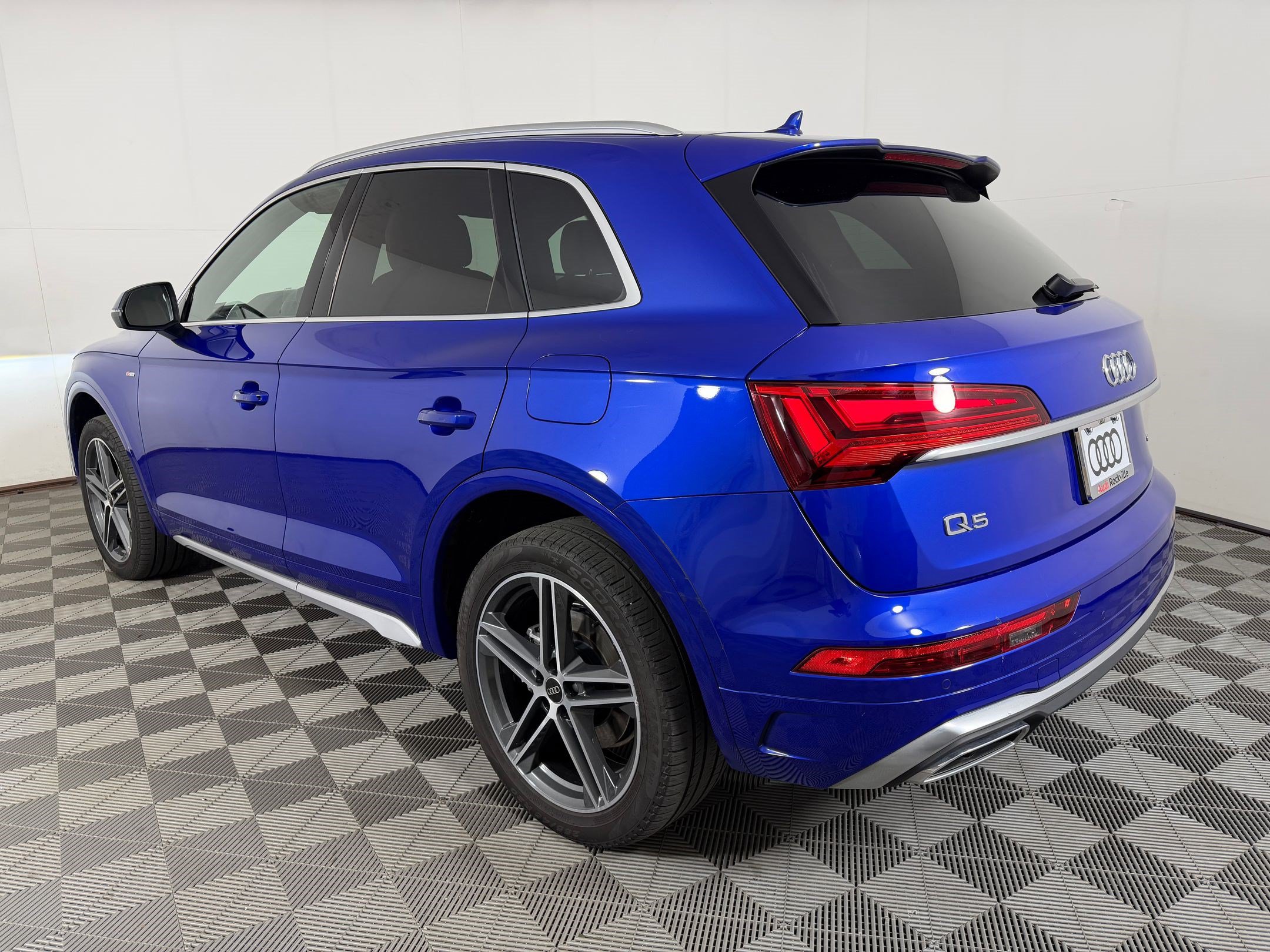 Used 2023 Audi Q5 e Premium Plus w/ Premium Plus Package AWD/4WD image 3