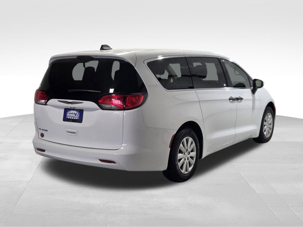 Certified 2021 Chrysler Voyager L image 24