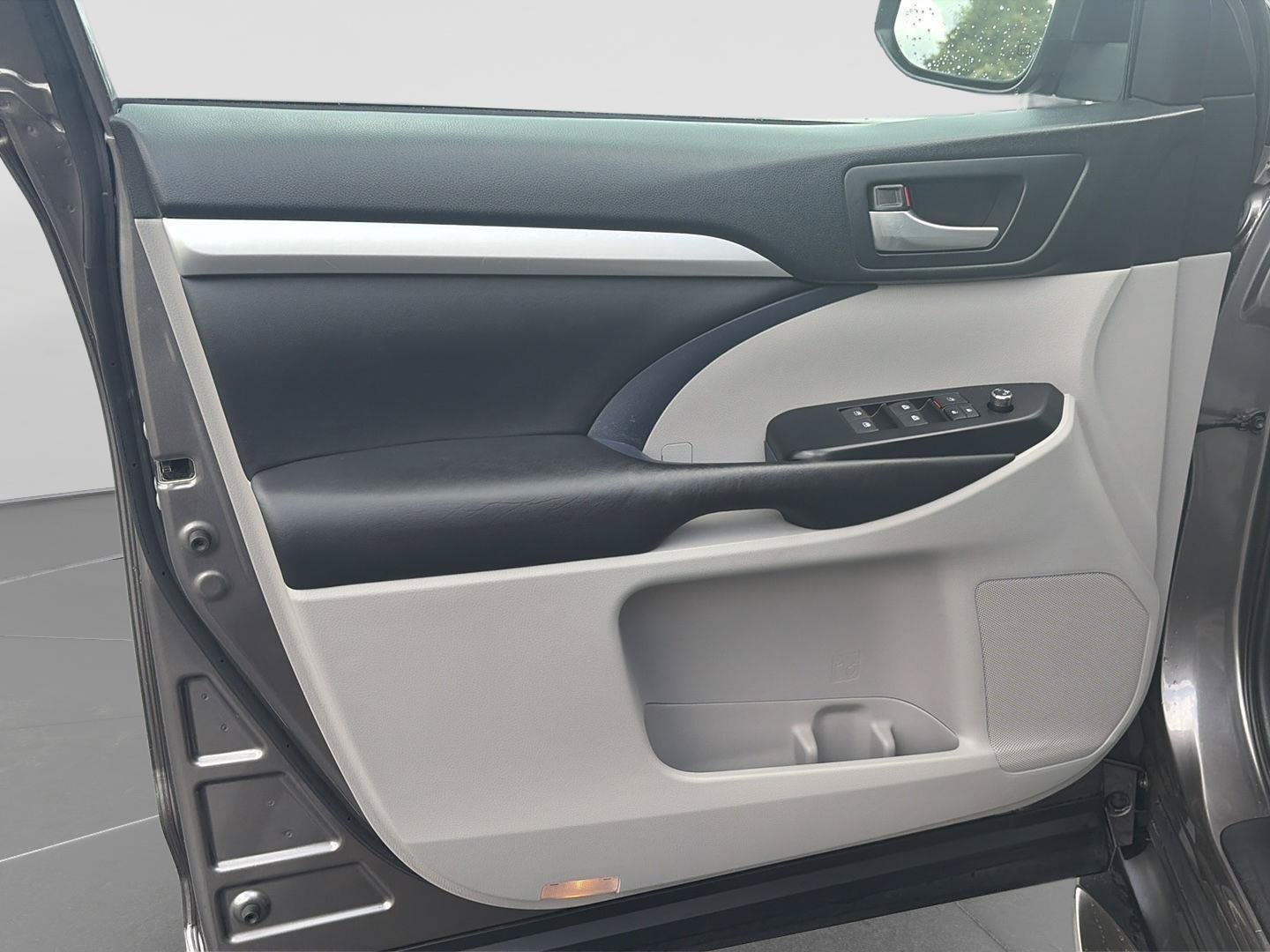 Used 2018 Toyota Highlander XLE FWD image 10