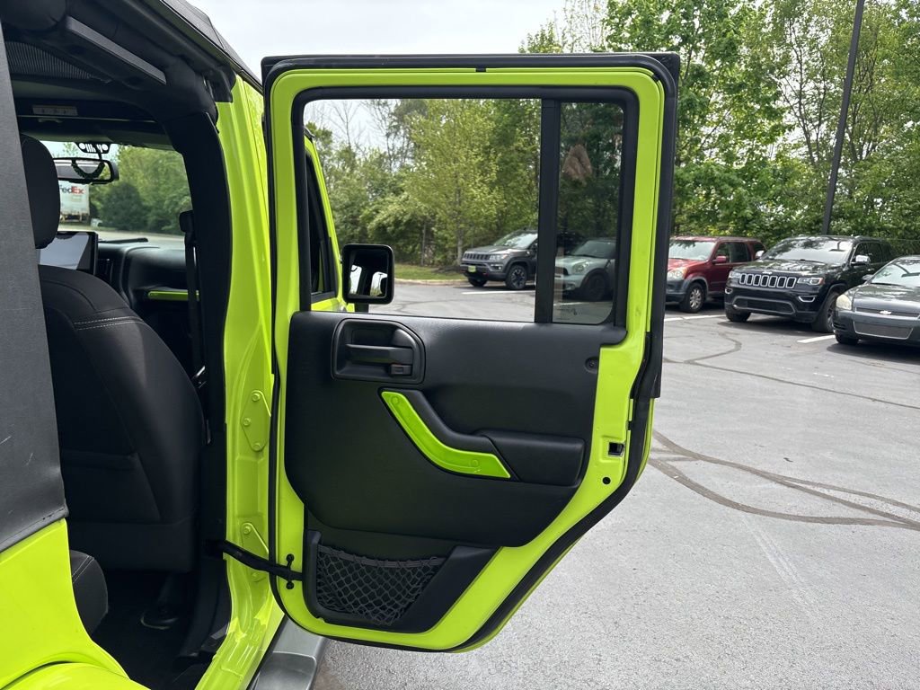 Used 2016 Jeep Wrangler Unlimited Sahara w/ Connectivity Group AWD/4WD image 31