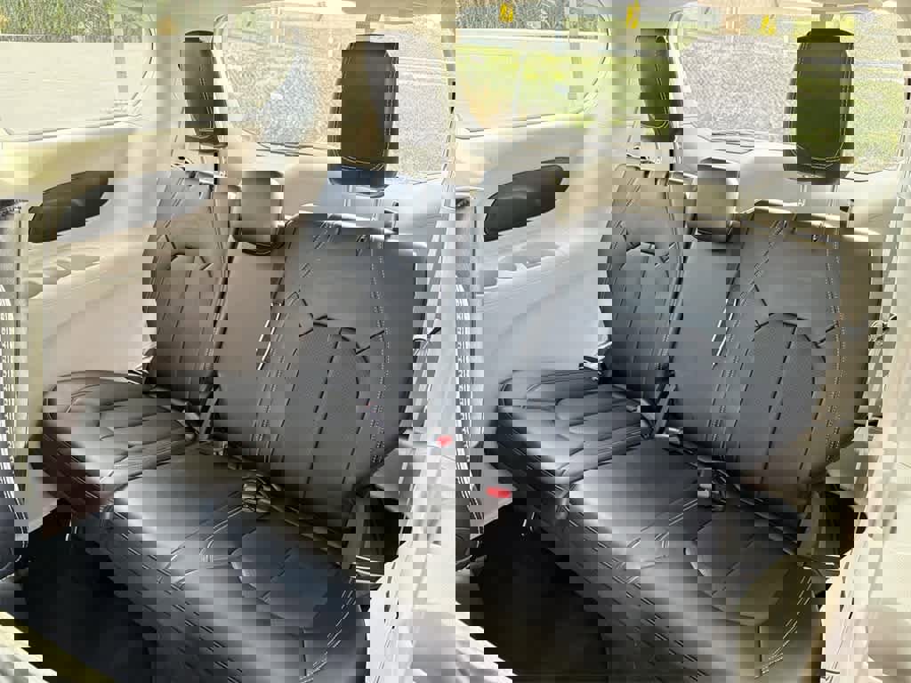 Used 2024 Chrysler Pacifica Select image 29
