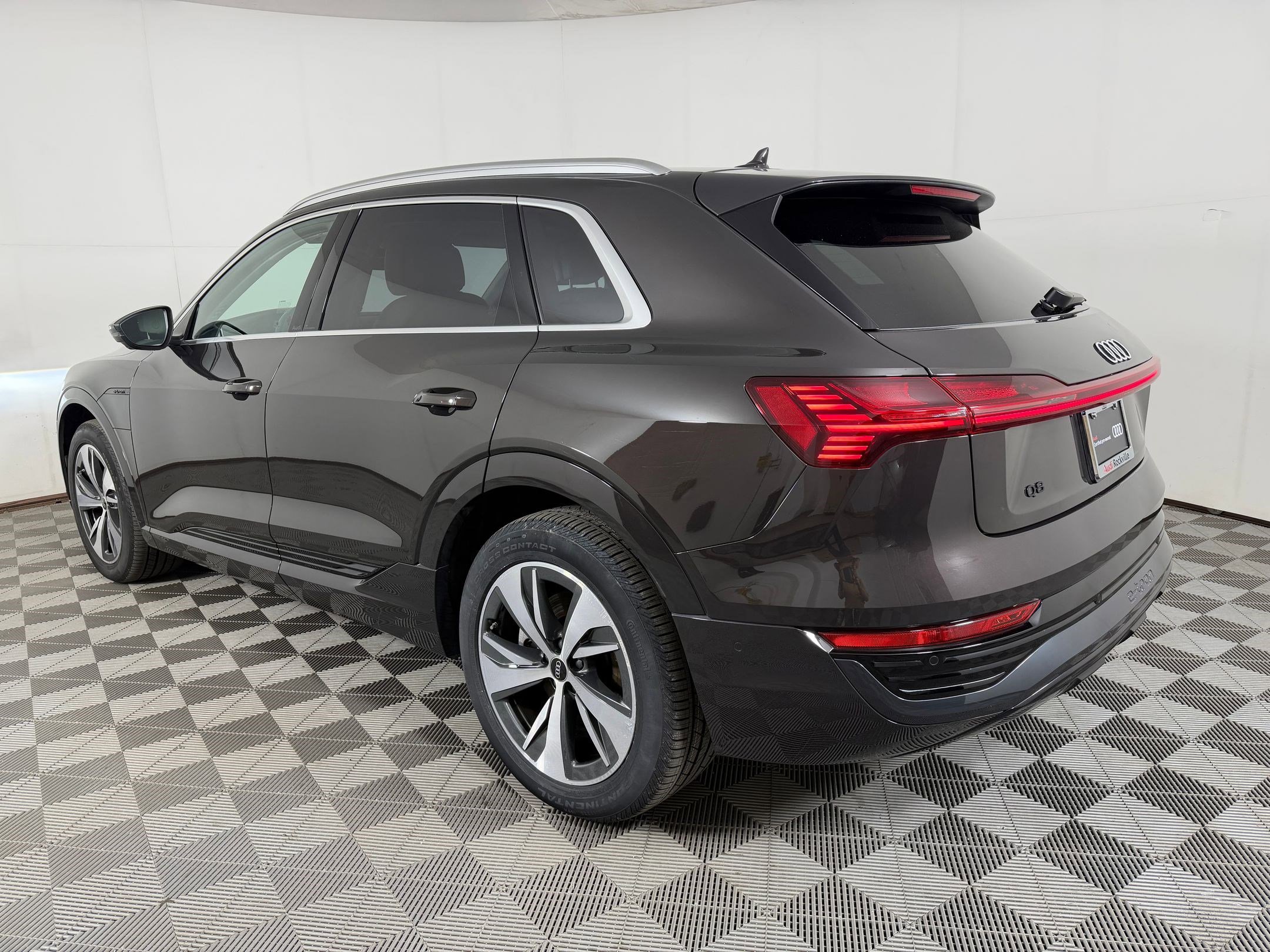 Used 2024 Audi Q8 e-tron Premium Plus w/ Premium Plus Package AWD/4WD image 3