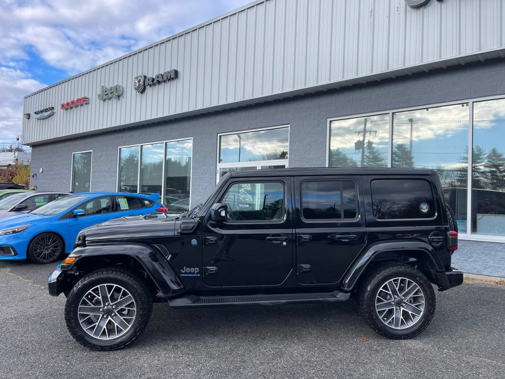Used 2024 Jeep Wrangler High Altitude AWD/4WD image 3