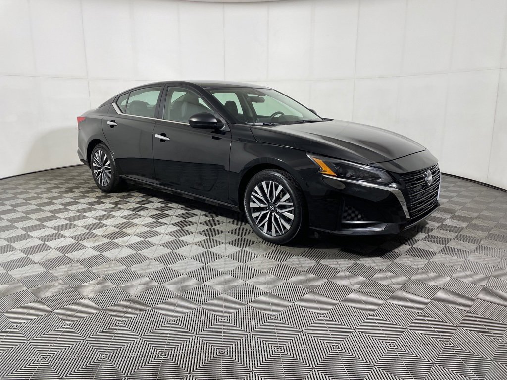 Used 2024 Nissan Altima 2.5 SV image 2