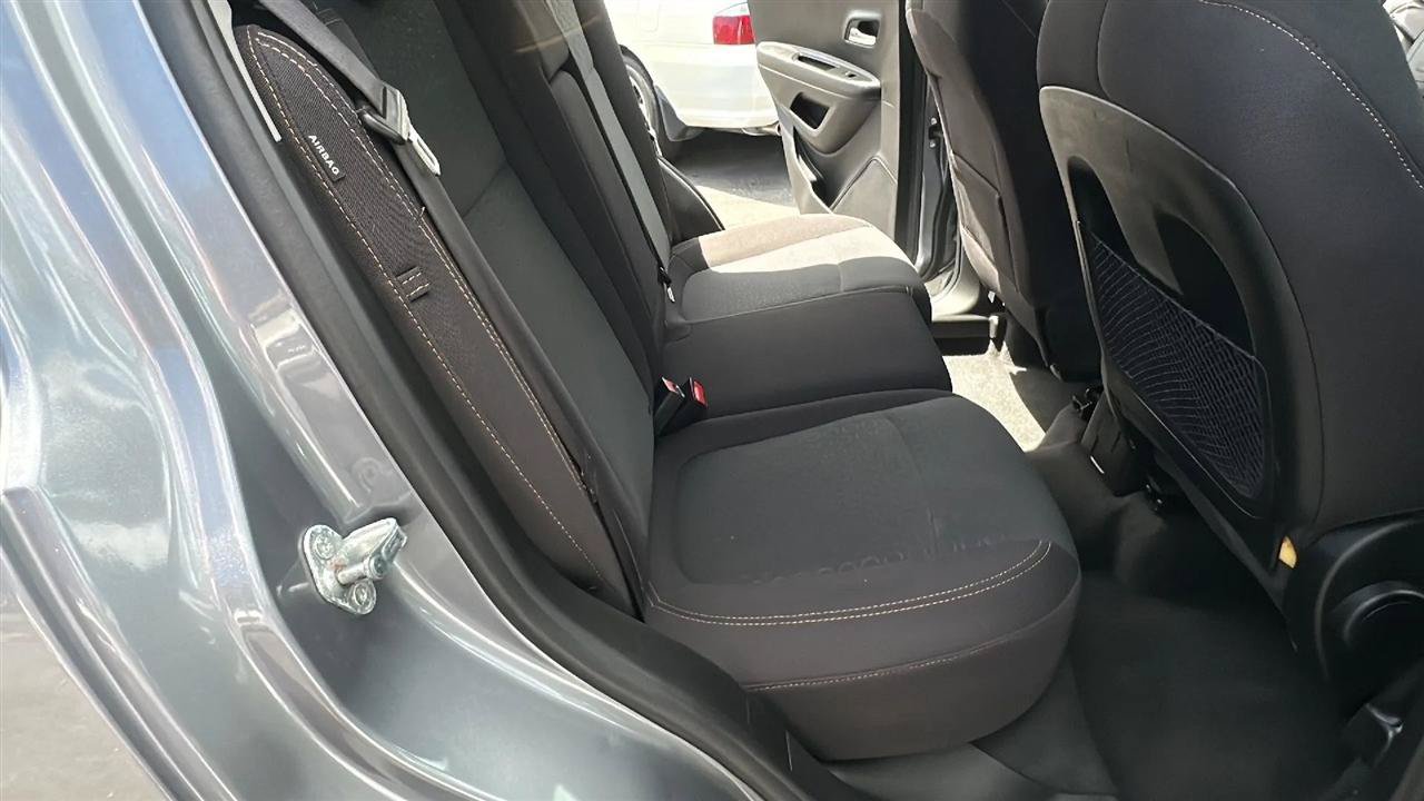 Used 2020 Chevrolet Trax LS FWD image 33