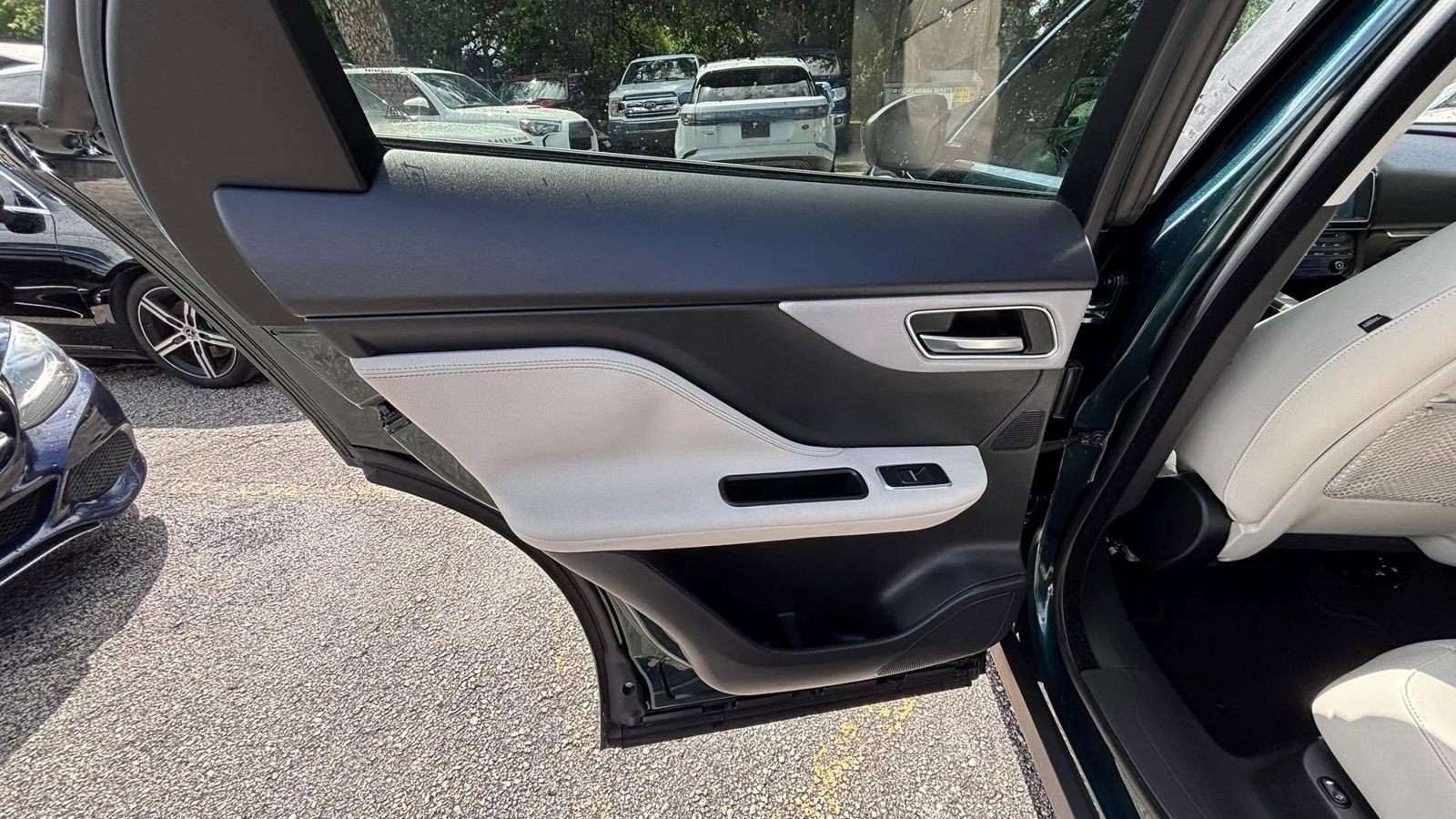 Used 2017 Jaguar F-PACE Prestige image 15