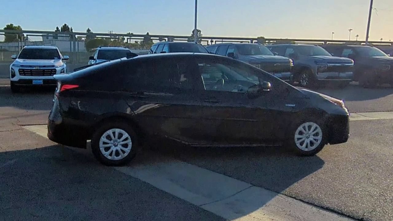 Used 2022 Toyota Prius LE FWD image 8