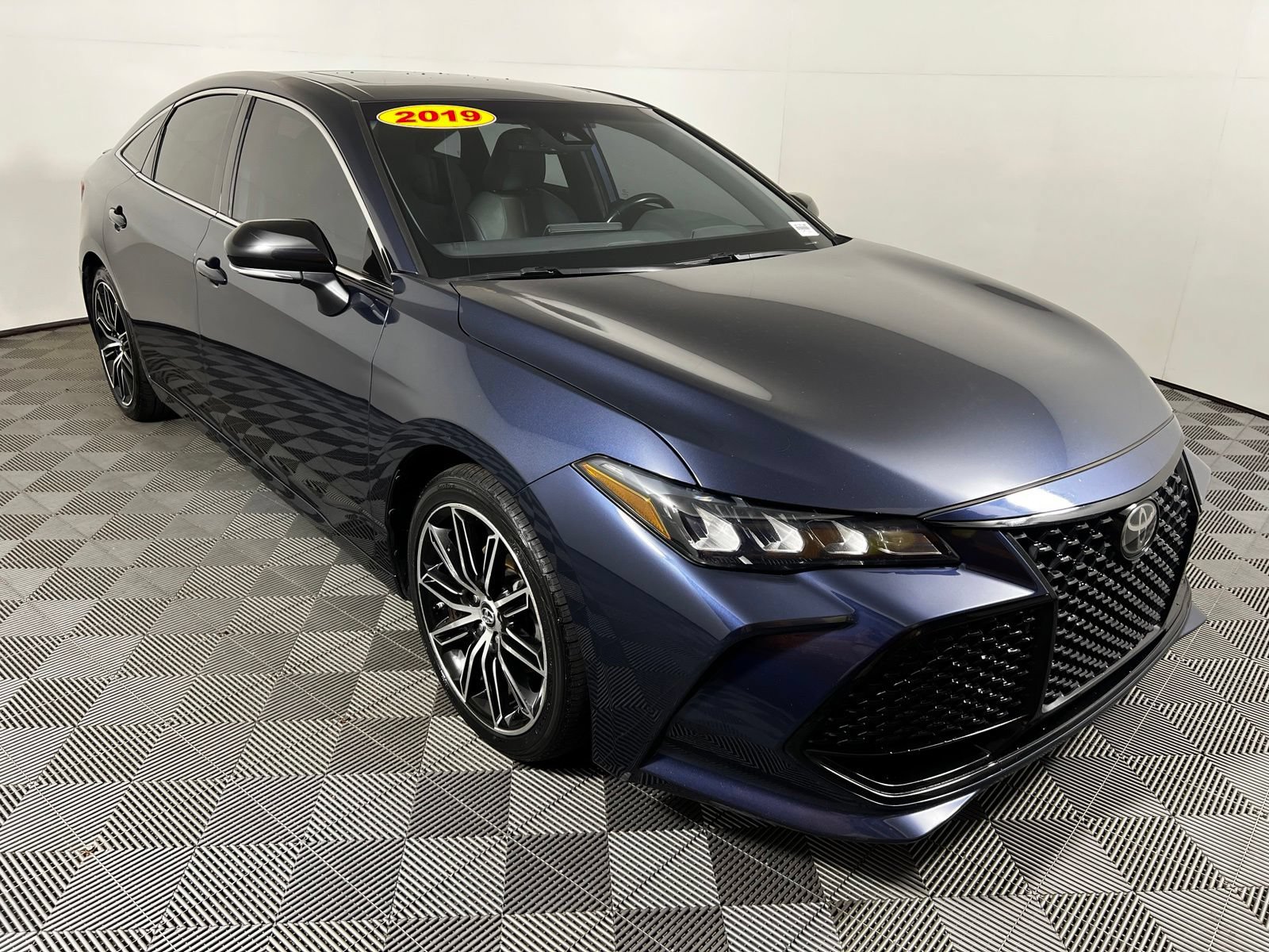 Used 2019 Toyota Avalon XSE FWD image 3