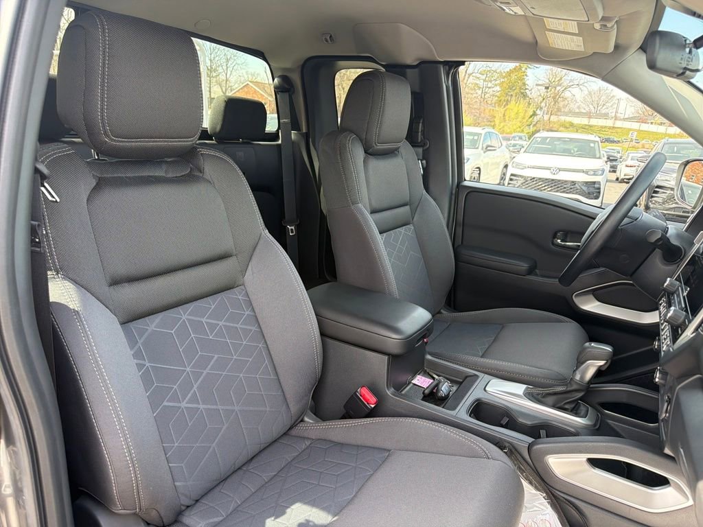 Used 2025 Nissan Frontier SV image 39