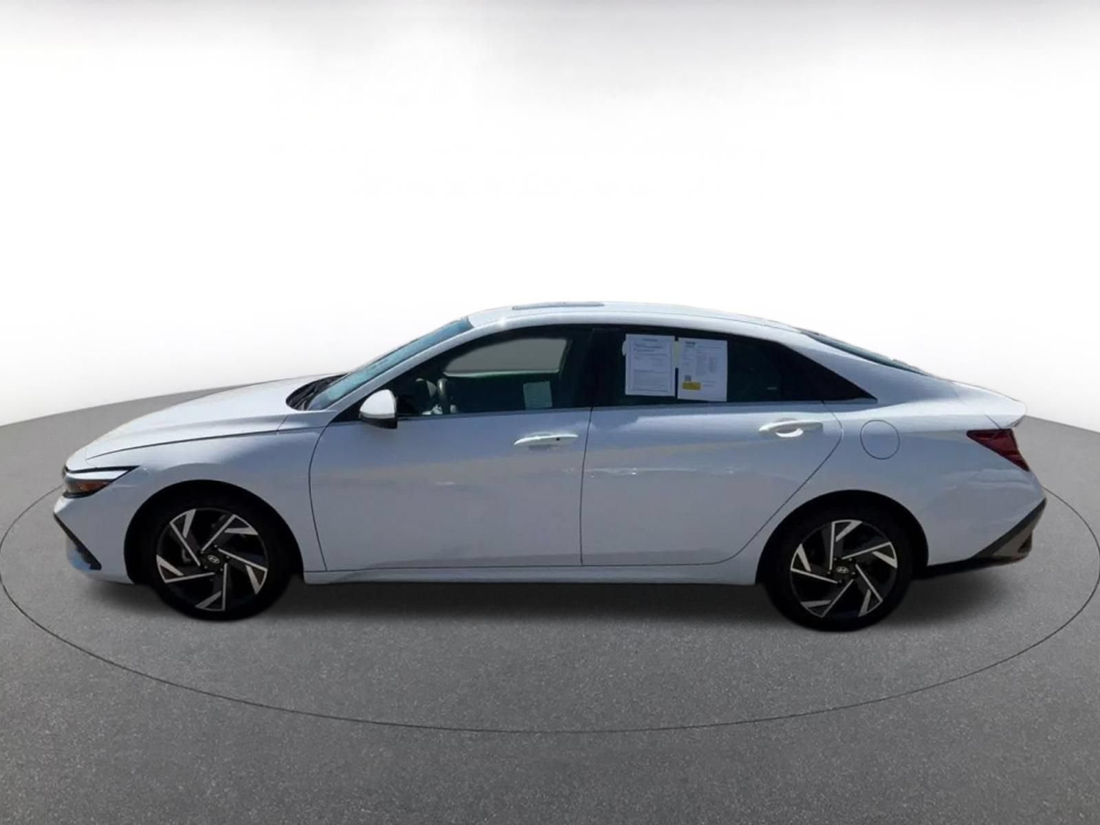 Used 2025 Hyundai Elantra SEL FWD image 8