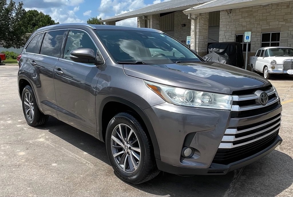 Used 2017 Toyota Highlander XLE FWD image 2
