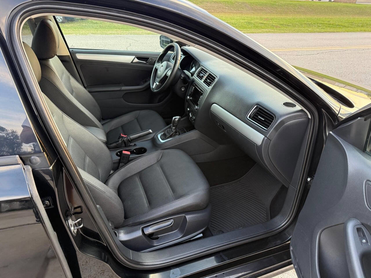 Used 2012 Volkswagen Jetta TDI image 16