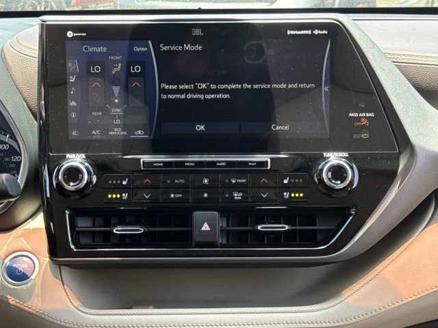 Used 2021 Toyota Highlander Limited FWD image 17
