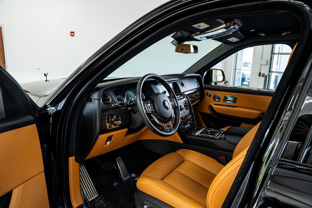 Used 2022 Rolls-Royce Cullinan Black Badge image 24