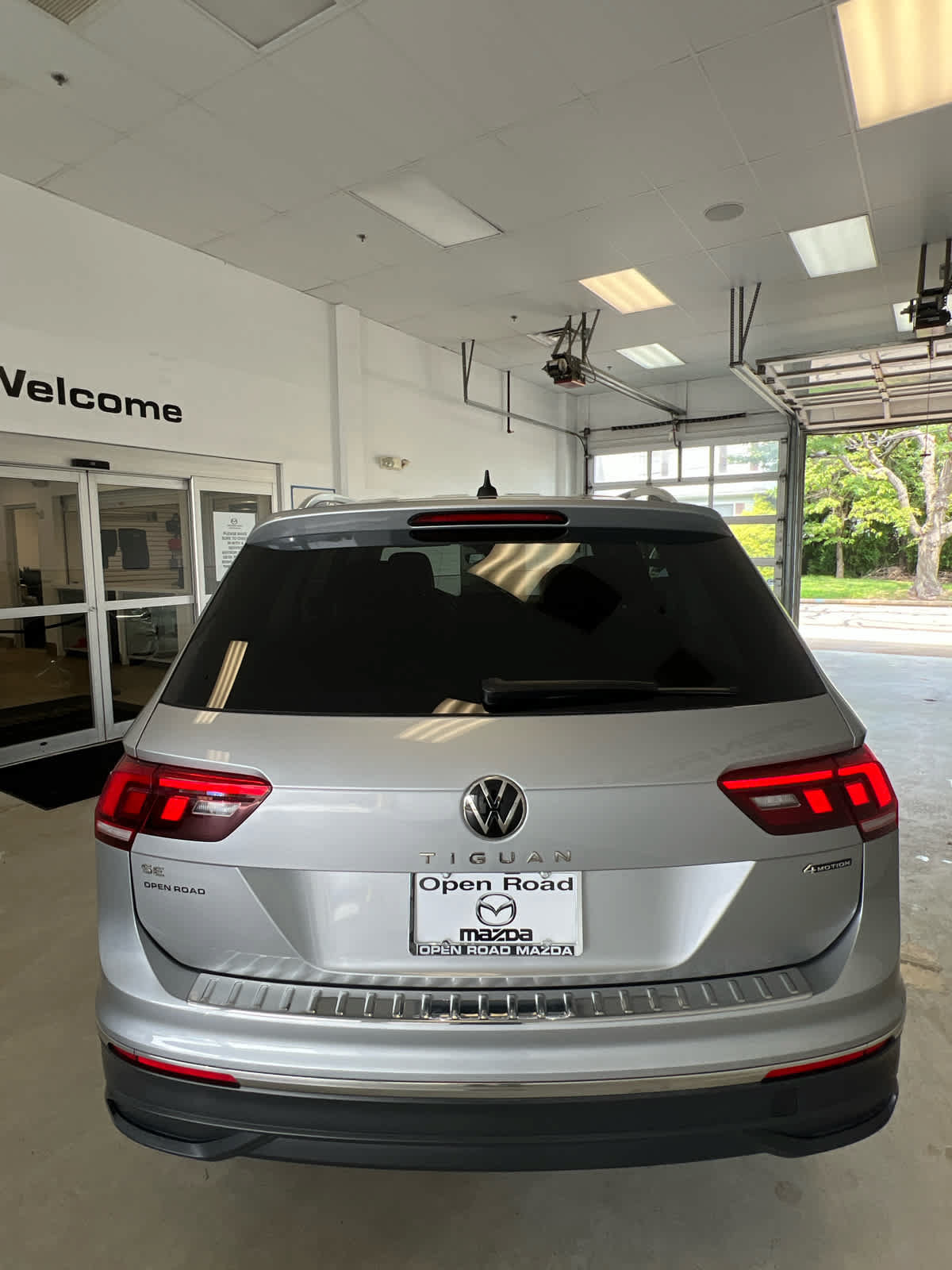 Used 2023 Volkswagen Tiguan SE w/ Panoramic Sunroof Package AWD/4WD image 5