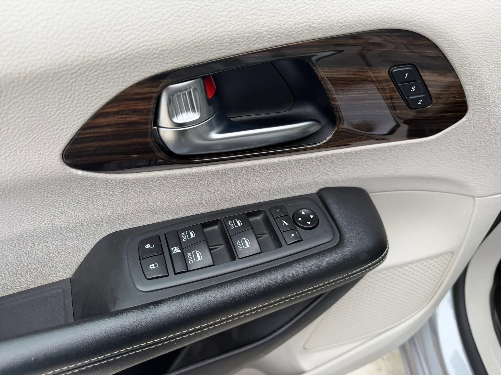 Used 2021 Chrysler Pacifica Limited image 14