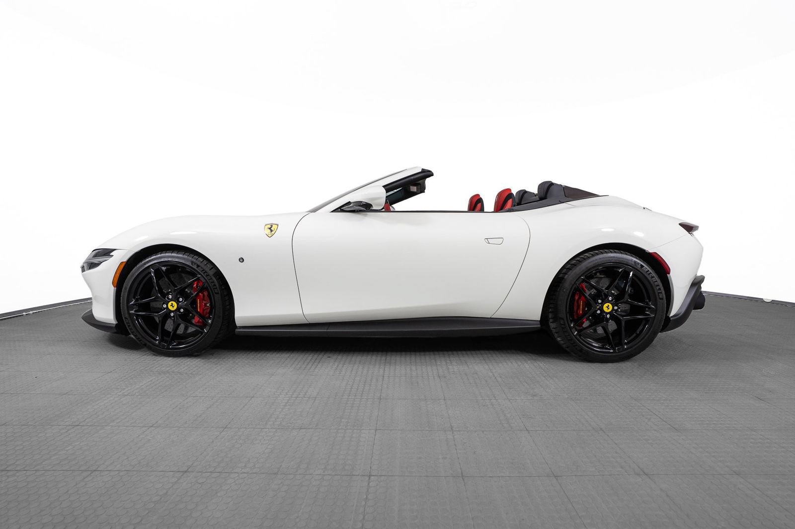 Certified 2025 Ferrari Roma Spider RWD image 2