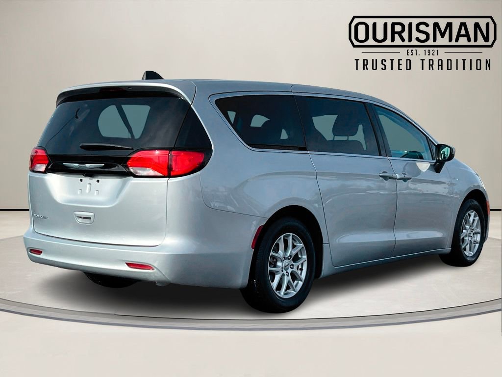 Used 2023 Chrysler Voyager LX image 5