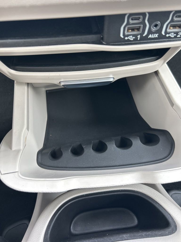 Used 2023 Chrysler Pacifica Touring-L image 44