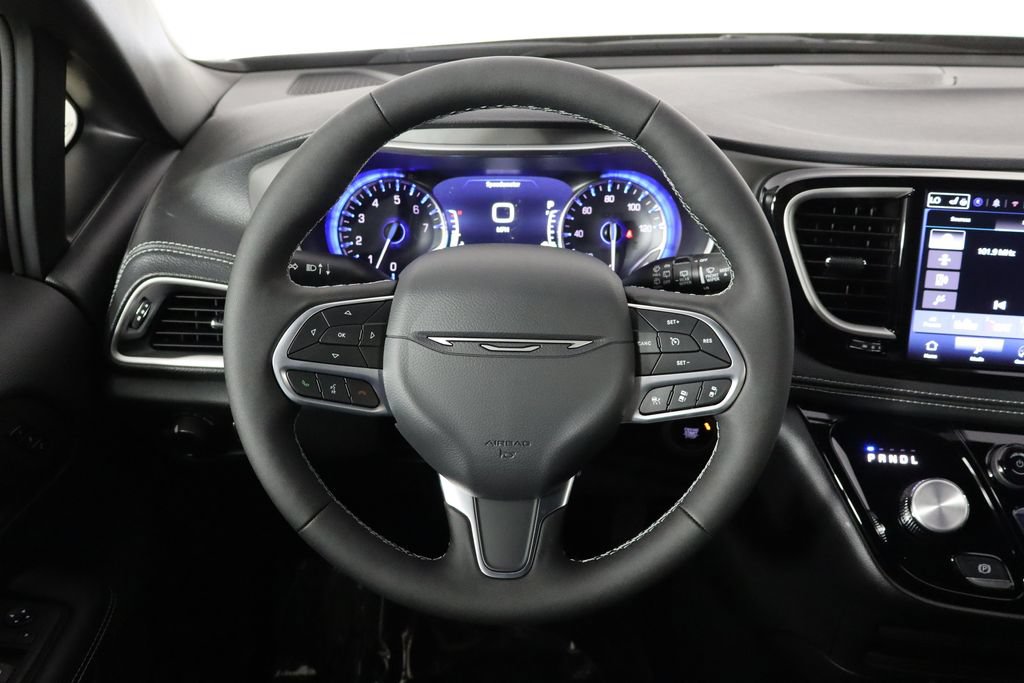 New 2027 Chrysler Pacifica Select FWD image 7