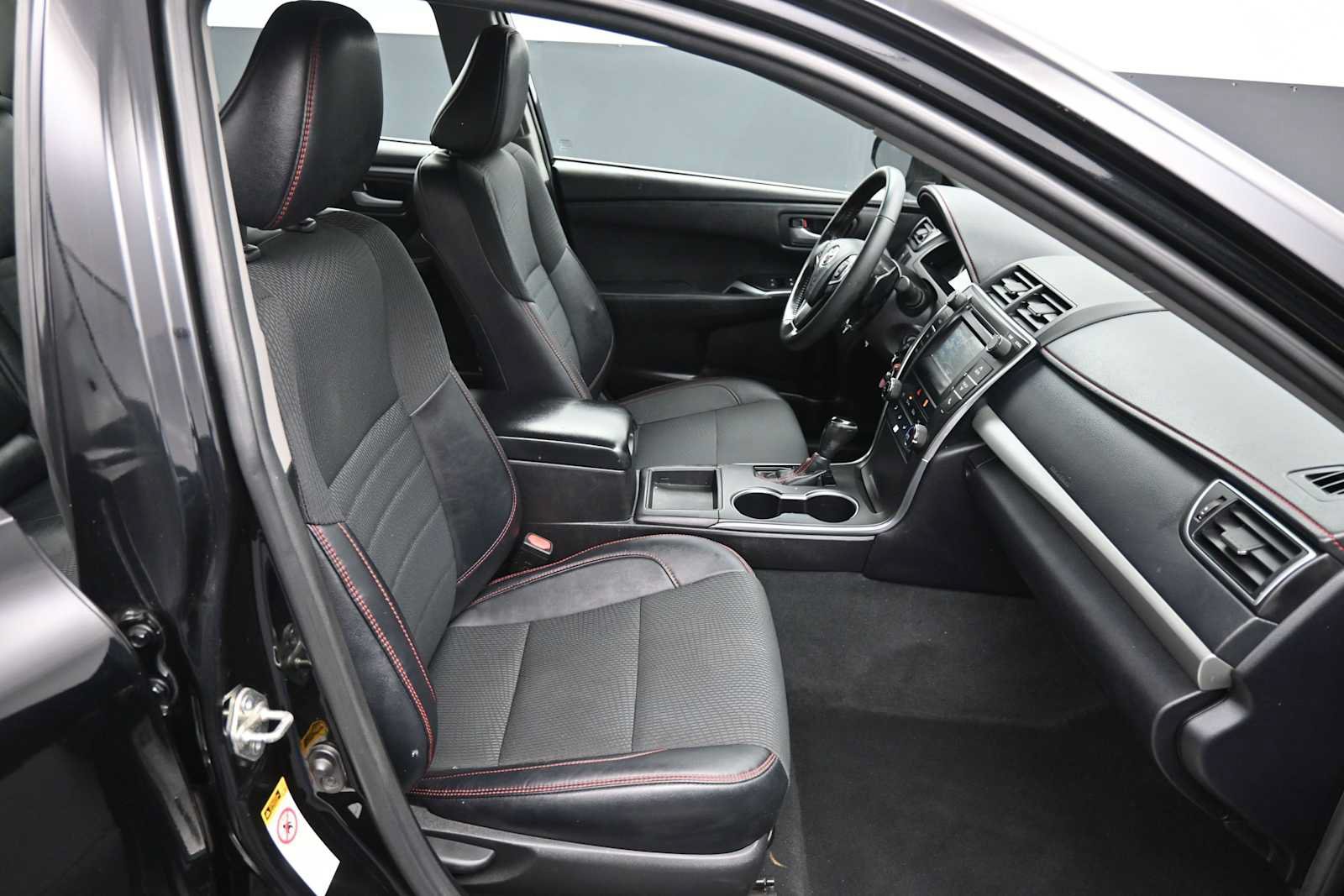Used 2016 Toyota Camry SE w/ Protection Package (Q2) FWD image 23