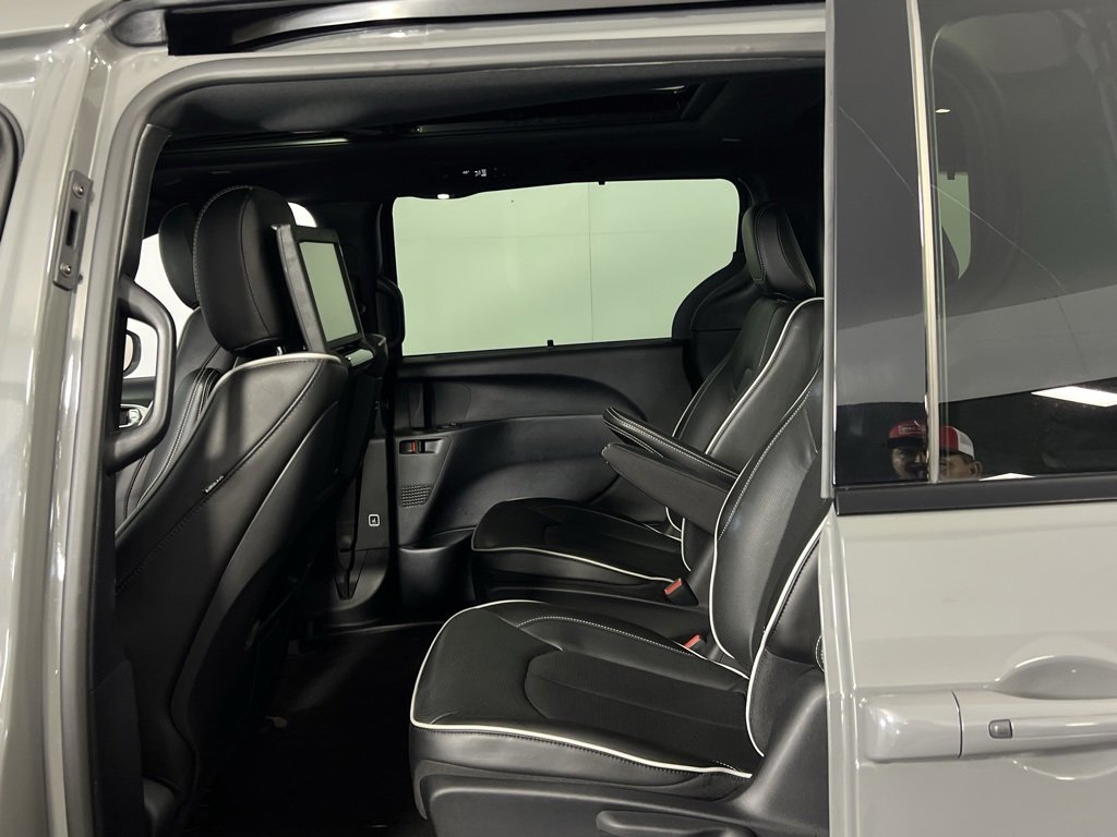 Used 2022 Chrysler Pacifica Limited w/ Uconnect Theater Family Group image 28