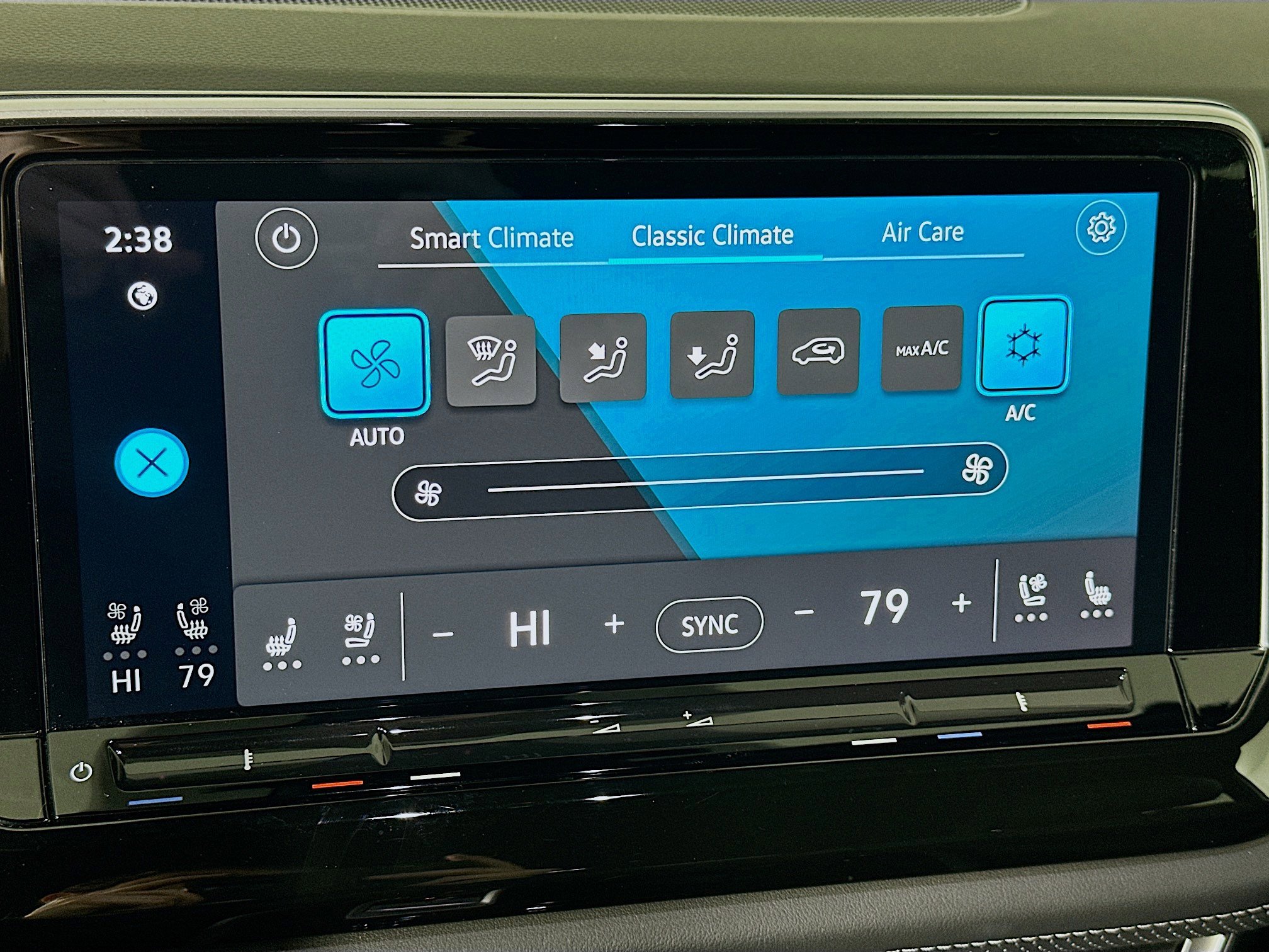 Used 2025 Volkswagen Atlas Cross Sport SE image 23