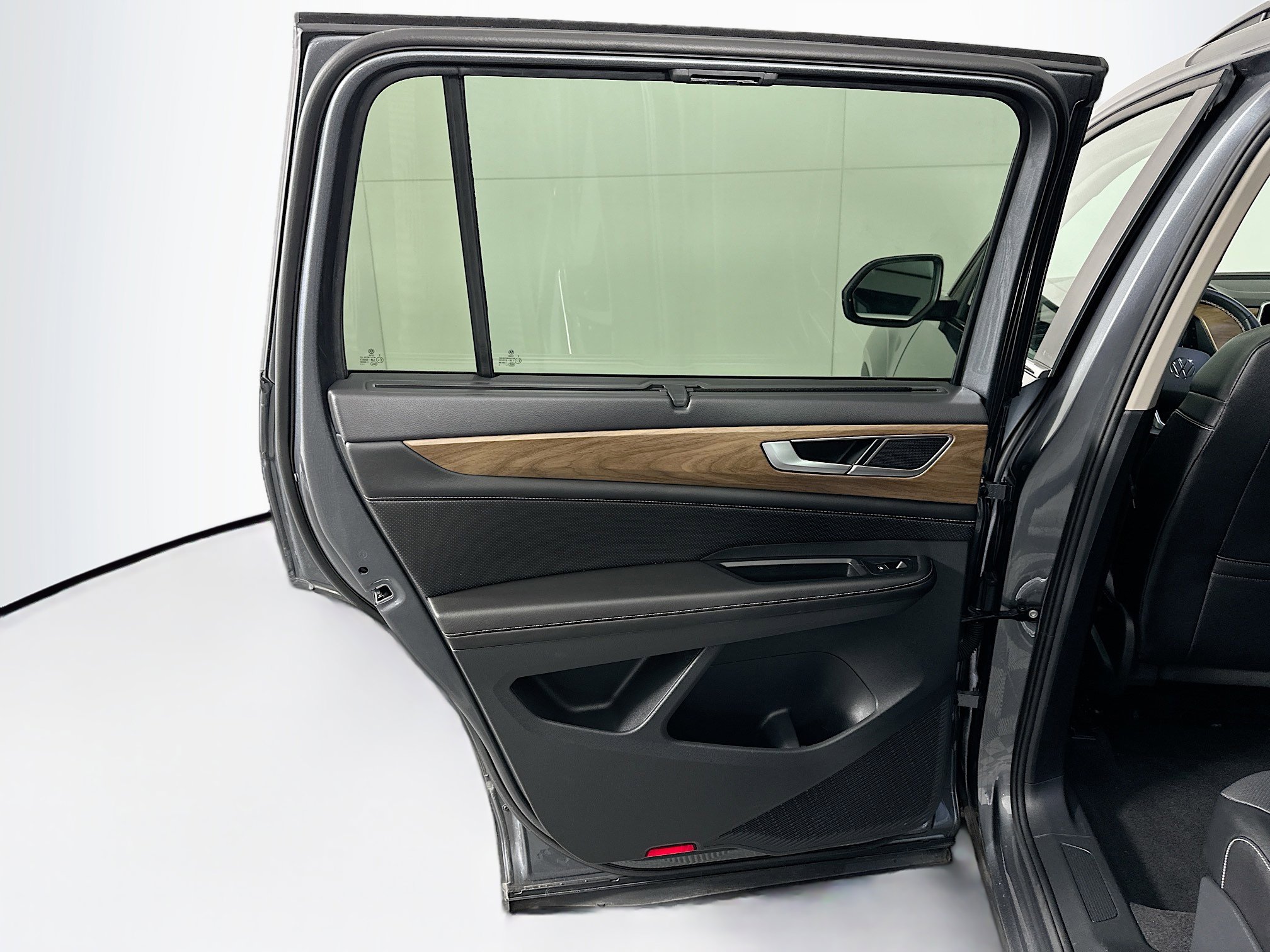 Used 2025 Volkswagen Atlas SE image 25