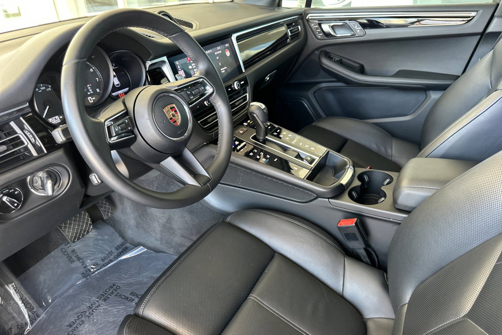 Certified 2024 Porsche Macan image 4