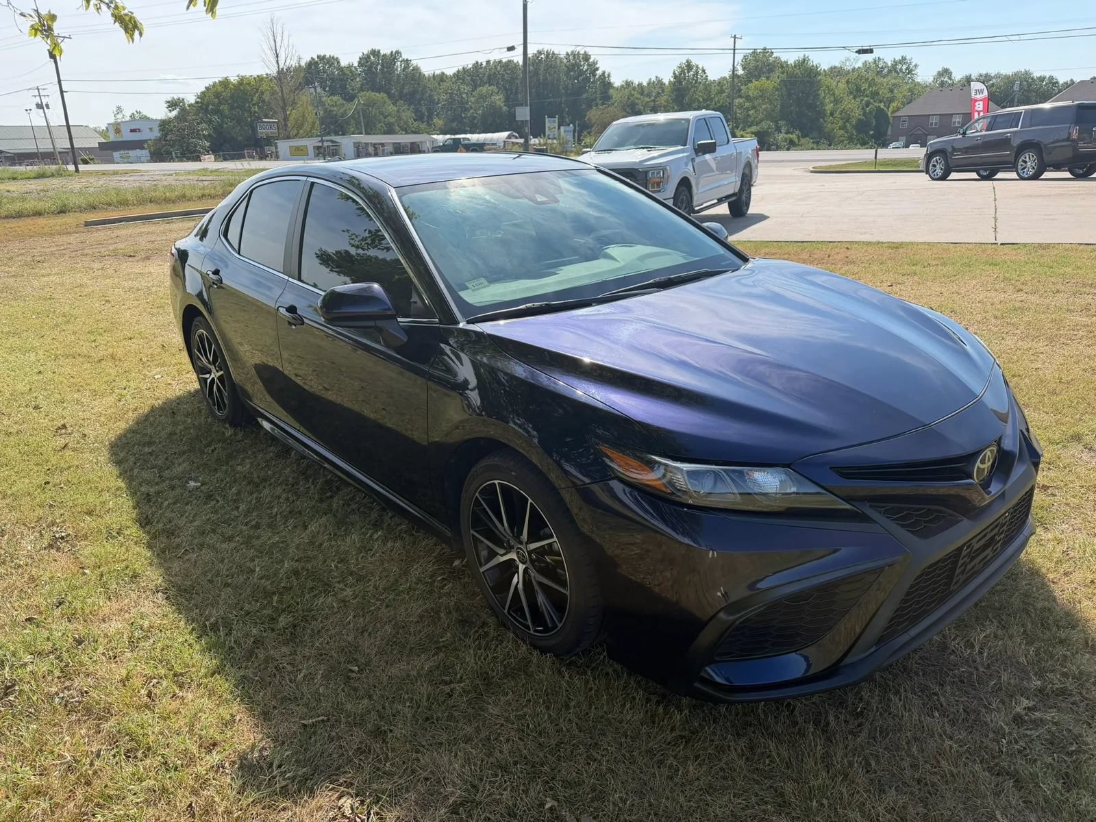 Used 2021 Toyota Camry SE FWD image 3