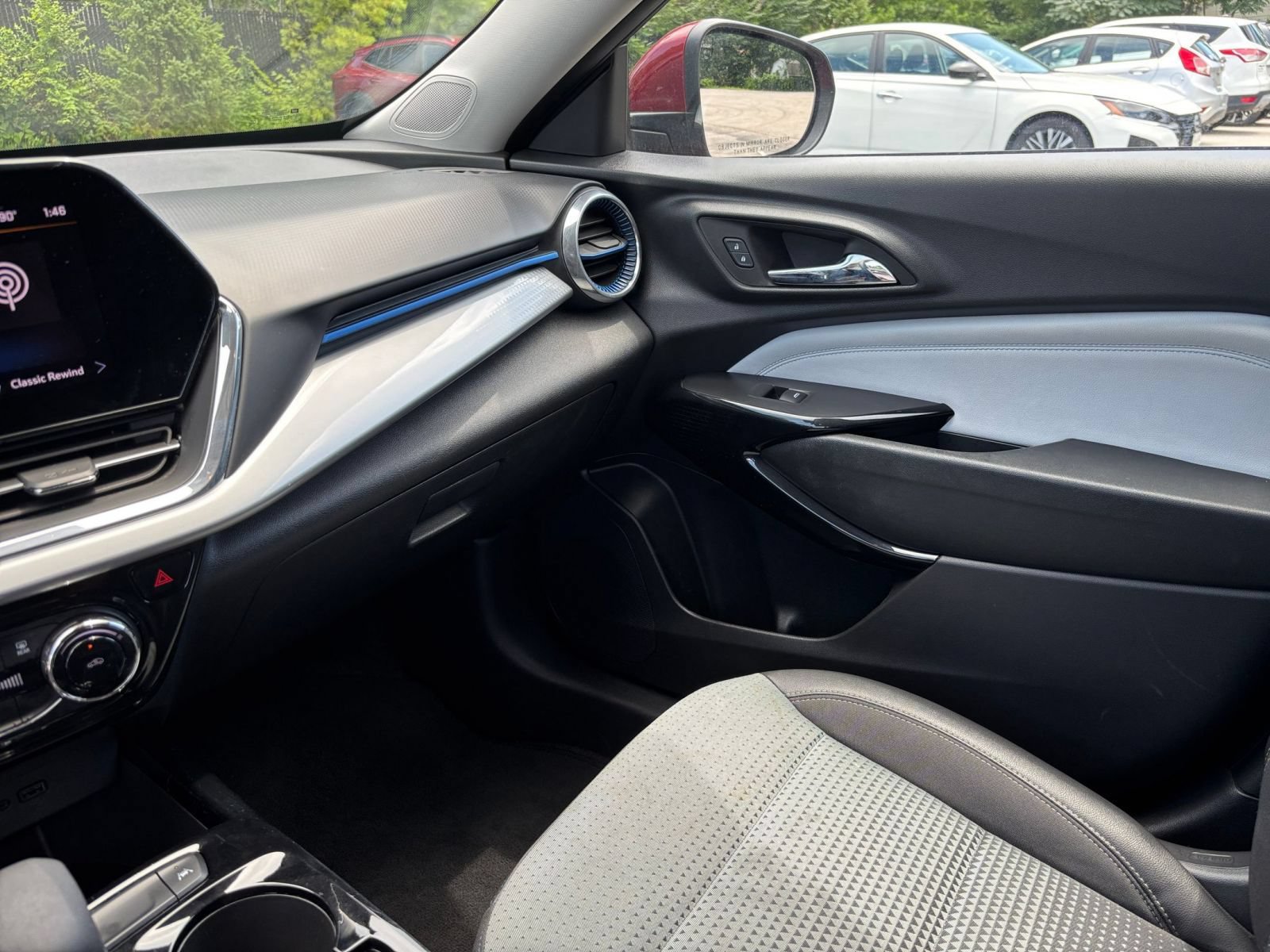Used 2025 Chevrolet Trax LT FWD image 34